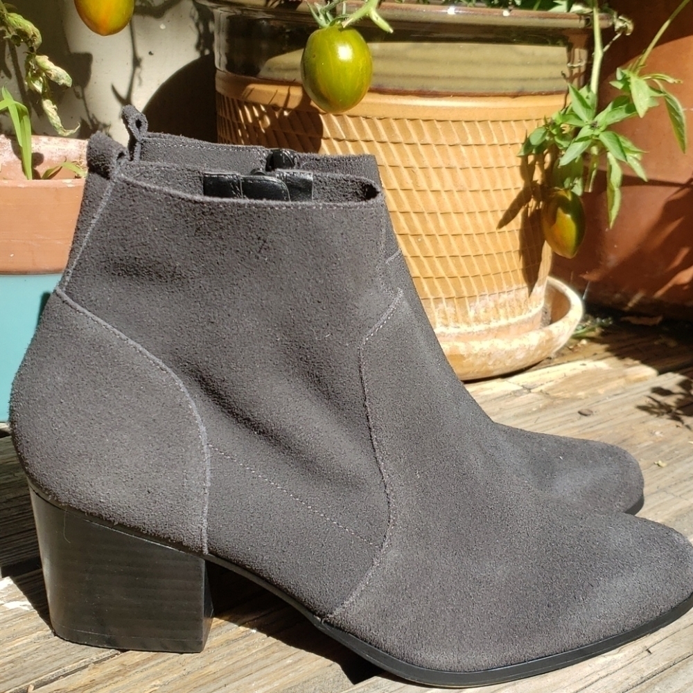 Crown Vintage Saleen gray suede bootie 10